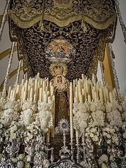 Vista frontal del paso de palio de la Virgen de la Victoria