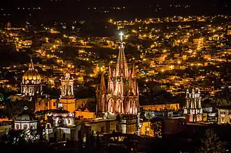 Panorámica nocturna de San Miguel de Allende, con la parroquia de San Miguel Arcángel.