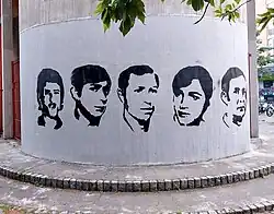 Graffiti de las víctimas en la entrada de la antigua parroquia de San Francisco de Asís