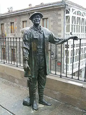Estatua de Celedón, 2005, de Ángel Benito Gaztañaga, balconada de la iglesia de San Miguel