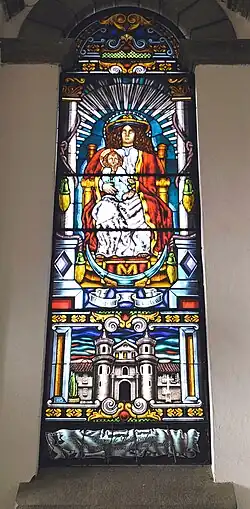 Vitral de Nuestra Señora de Belén con la tercera versión del Santuario (1885-1967) y la frase: ''Virgen de Belén, protege a los niños y jovenes del mundo entero''