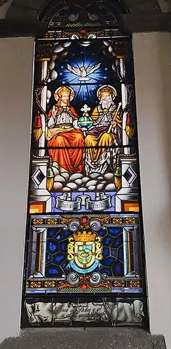Vitral de la Santísima Trinidad con el escudo de la Ciudad de Popayán y la frase: ''Gloria la Padre y al Hijo y al Espíritu Santo''