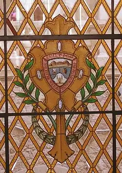 La ventana del escudo de Chihuahua en la escalera principal.