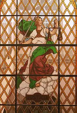 La ventana de Justicia en la escalera principal.