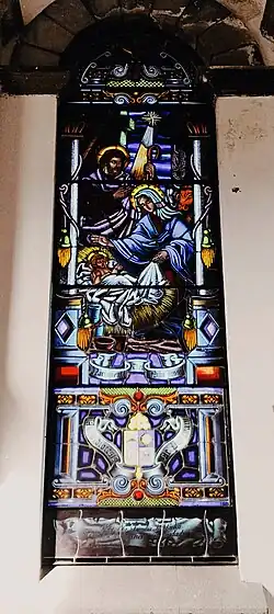 Vitral del Nacimiento del Niño Jesús con el escudo de la Arquidiócesis de Popayán y la frase: ''Sagrada Familia de Belén. Concede a los hogares amor, unión y paz''