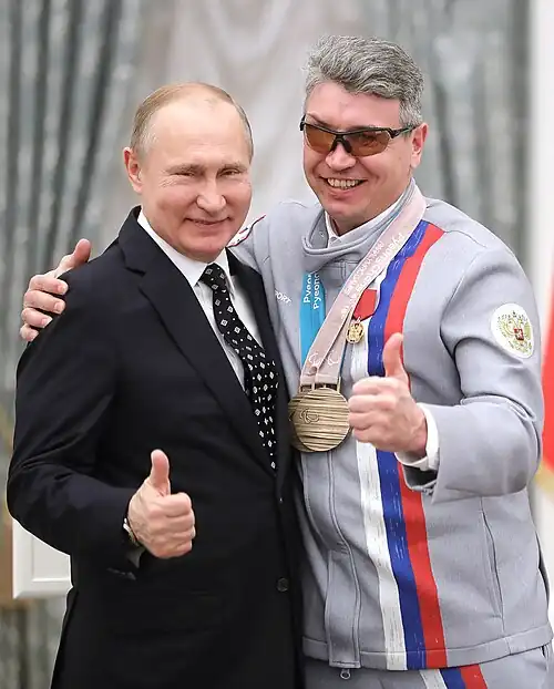 Valeri Redkozúbov posa con su medalla de bronce junto al presidente ruso, Vladimir Putin