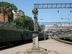 Monolito señalando el km 9288 del Transiberiano en la estación.
