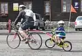 Una bicicleta infantil completa convertida en una bici trailer.