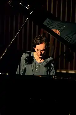 Volker Bertelmann, ganador del BAFTA a mejor música original por Sin novedad en el frente.