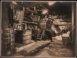 Nave de tintoreros de la empresa textil «Vonwiller y Cía» de Žamberk, en la Bohemia checa, en 1915.