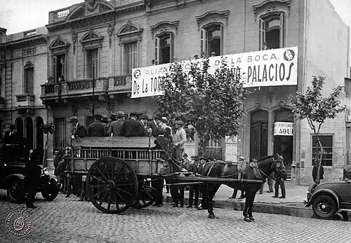 Votantes del barrio de La Boca conducidos en carros a los comicios.