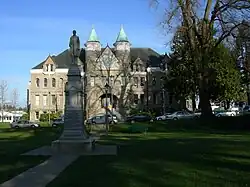 Una vista del Antiguo Capitolio con la estatua de J. R. Rogers, primer gobernador del estado de Washington.