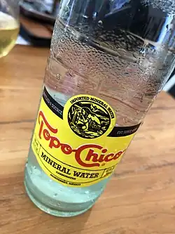 Una botella de vidrio de Topo Chico