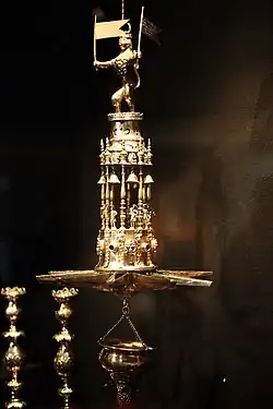 Judenstern, lámpara de aceite colgante empleada en sabbat por las comunidades judeo-europeas de origen alemán; arte askenazí.[57]​ Plata. J.B. Schüler, Fráncfort del Meno, c. 1680. The Jewish Museum, Nueva York.