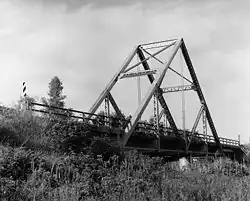 Versión recortada del puente original, Waddell "A" Truss (1898), trasladadoahora y que atraviesa el arroyo Lin Branch, cerca de Trimble, condado de Clinton, MO.