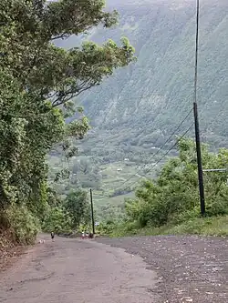 Vista del valle de Waipiʻo desde el camino de acceso, que presenta una pendiente del 25%.