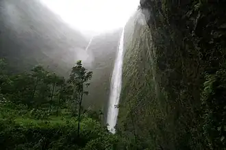 Cascada Hiʻilawe en la parte trasera del valle de Waipiʻo.