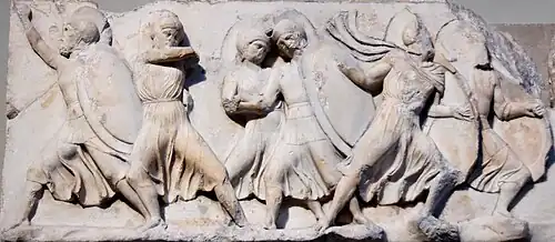 Un arquero se prepara para tirar a la izquierda, mientras que un soldado herido es sostenido por su compañero.]]