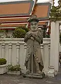 Una de las estatuas de guardianes chinos.