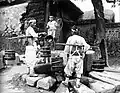 Plebeyos coreanos junto a un pozo (c. 1900)