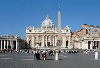 Plaza de San Pedro de Roma, donde, bajo la cúpula renacentista de Miguel Ángel, destacan los elementos barrocos: la fachada (1607-1626) de Maderno y la columnata de Bernini