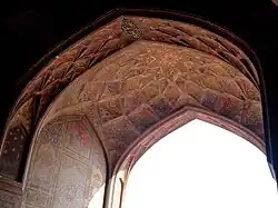 La mezquita presenta una de las primeras muqarna en el Asia meridional.