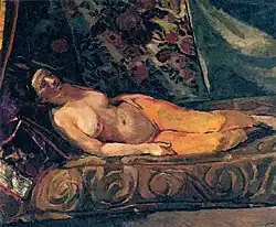 Mujer con pantalón amarillo