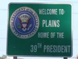 El cartel de bienvenida de Plains, con el Sello del Presidente de los Estados Unidos.