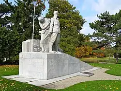 El Memorial de Guerra Welland-Crowland en Welland, por Elizabeth Wyn Wood.