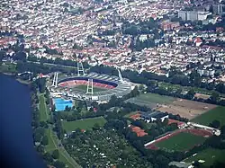 Vista aérea en 2005 con la pista de atletismo y los asientos de color rojo. 2005