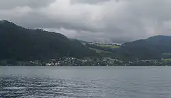 Vista del pueblo Weyregg am Attersee desde Attersee am Attersee