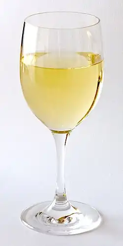 Vino blanco, elaborado a partir de uvas blancas o uvas tintas