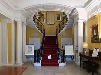 Vestíbulo y escalinata principal en la planta baja de la Admiralty House.