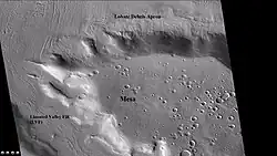Vista ampliada por CTX de la mesa que muestra los derrubios frontales lobulados y el relleno de valle alineado. Se cree que ambos son glaciares cubiertos por escombros. La ubicación es el cuadrilátero de Ismenius Lacus