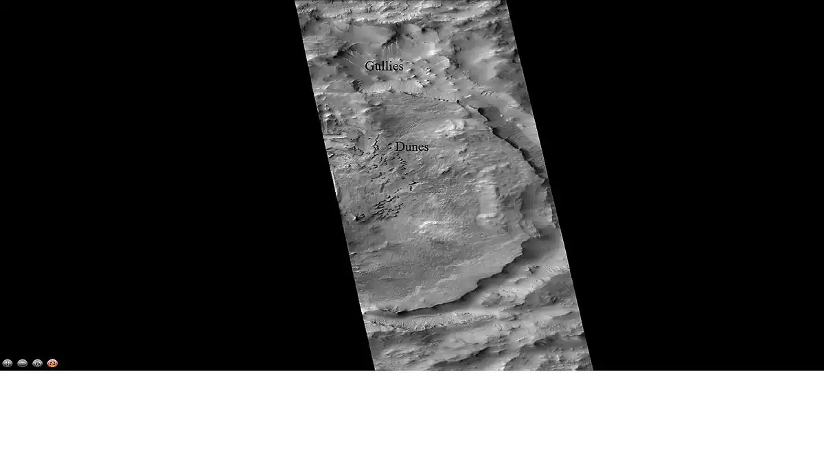 Cráter Maunder, fotografía de la cámara CTX a bordo del Mars Reconnaissance Orbiter (con indicación de las zonas de dunas y cauces)