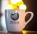 Una taza con el logo de Wikipedia