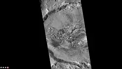 Cráter Renaudot, como se ve por la cámara CTX (en Mars Reconnaissance Orbiter). Los puntos oscuros son dunas.