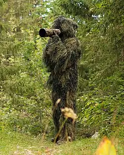 Fotógrafo de animales salvajes con traje ghillie