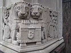Los leones que custodian la puerta.