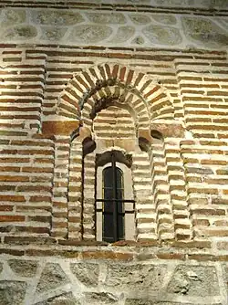 Ventana mudéjar del siglo XIV. Está situada en el cuerpo bajo de la torre.