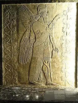 Genio alado fertilizando una palmera datilera, de la misma procedencia.