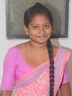 Joven india de cabello negro.