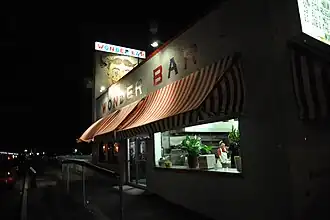 Wonder Bar de noche.