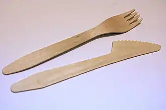 tenedor y cuchillo de madera.