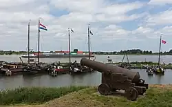 Woudrichem, el puerto histórico con el cañón cerca de Stadshaven-Rijkswal