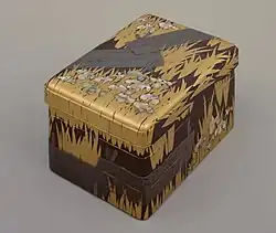 Caja de escritura de maki-e y raden con incrustaciones y con diseño de «Ocho puentes» (yatsuhashi), de Ōgata Kōrin, Tesoro Nacional, período Edo, siglo XVIII. Las flores son incrustaciones de conchas de abulón. Museo Nacional de Tokio.[12]​