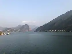 Wushan,en la garganta de Wu y al fondo el puente sobre el Yangtze de Wushan