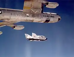El X-38 después del despegue desde el Balls 8.