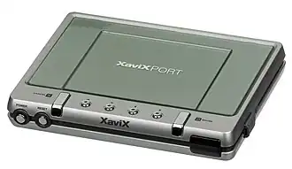 XaviX, una consola de juegos base para el XaviX Interactive System. Lanzada por SSD Company Limited en 2004.