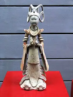 Asistenta femenina elegantemente vestida